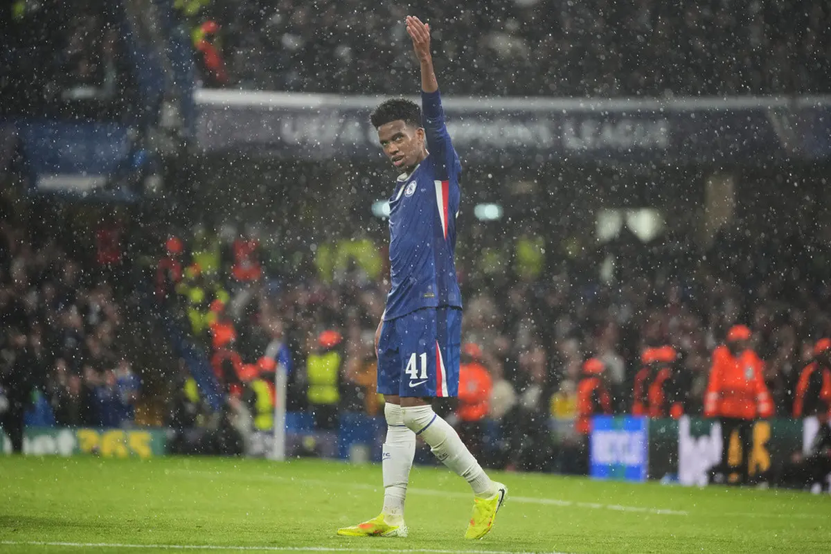 Selebrasi Estevao usai mencetak gol di laga Chelsea vs Ajax Amsterdam di matchday 3 Liga Champions 2025/2026 di Stamford Bridge, Kamis (23/10/2025). (AP Photo/Alastair Grant)