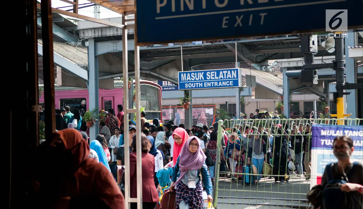 Calon penumpang kereta rel listrik (KRL) atau Commuter Line memadati Stasiun Bekasi, Jumat (19/5). Perjalanan KRL Bekasi-Jakarta Kota yang sempat mengalami gangguan karena Stasiun Klender terbakar, kini kembali normal. (Liputan6.com/Gempur M Surya)