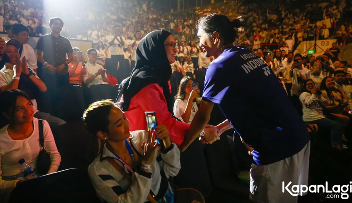 Momen Duta saat mendekat sang istri setelah kalah tanding. Duta langsung memeluk dan mencium kening sang istri yang terus memberikan dukungan. [Foto; KapanLagi.com/Muhammad Akrom Sukarya]