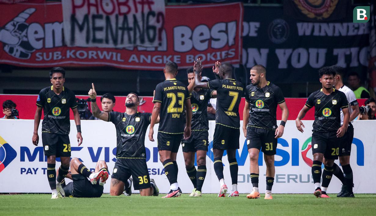 <p>Pemain Barito Putera, Renan Da Silva Alves (ketiga kiri) melakukan selebrasi bersama rekannya setelah mencetak gol penyeimbang 1-1 saat laga lanjutan BRI Liga 1 2023/2024 antara Persija Jakarta melawan Barito Putera di Stadion Patriot Candrabhaga, Bekasi, Sabtu (07/10/2023). (Bola.com/Bagaskara Lazuardi)</p>