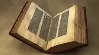 Alkitab Gutenberg edition dari abad ke-15. (BBC)