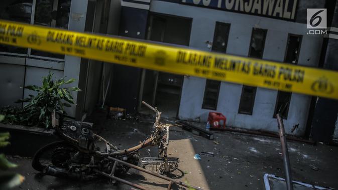 Sebuah motor hangus terbakar oleh massa di fly over simpang Tomang, Jakarta, Kamis (26/9/2019). Aksi anarkistis ini membuat ruas Jalan S. Parman menuju Slipi ditutup. (Liputan6.com/Faizal Fanani)