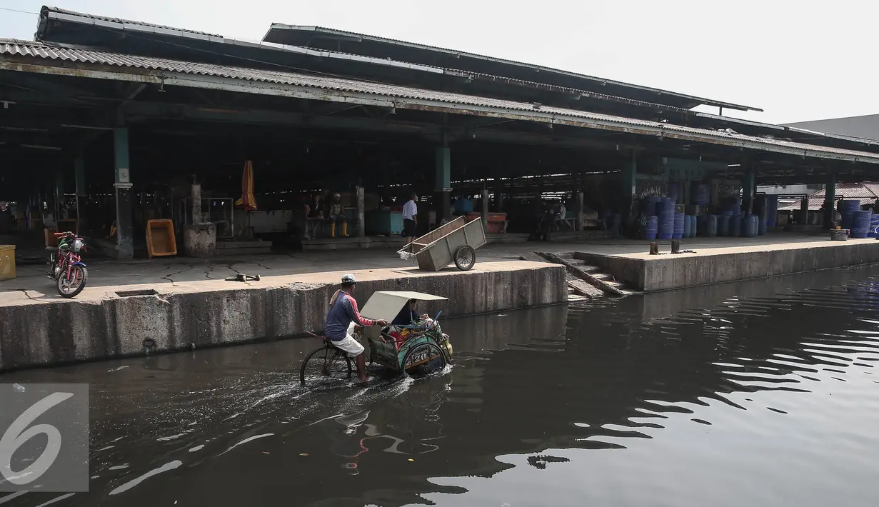 Sebuah becak berpenumpang melintas di genangan banjir rob di kawasan pasar ikan Pelabuhan Muara Baru, Penjaringan, Jakarta, Selasa (7/6). (Liputan6.com/Faizal Fanani)