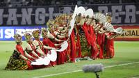 Tarian daerah mewarnai seremoni pembukaan BRI Super League 2025/2026 di Gelora Bung Tomo, Surabaya, Jumat (8/8/2025. (Bola.com/Abdul Aziz)