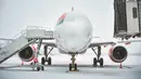 Di Bandara Roissy-Charles de Gaulle, Paris, otoritas setempat membatalkan sekitar 40% jadwal penerbangan. Tampak foto yang menunjukkan sebuah pesawat dari maskapai penerbangan EasyJet yang tertutup salju selama hujan salju lebat yang menyebabkan pembatalan penerbangan di Bandara Orly, selatan Paris pada 7 Januari 2026. (Kiran RIDLEY/AFP)