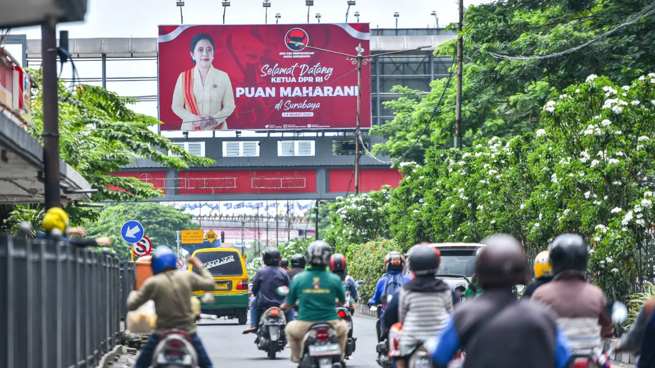 Baliho menyambut kedatangan Puan Maharani di Surabaya. (Dian Kurniawan/Liputan6.com)