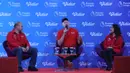 <p>Kiper legendaris Manchester United, Peter Schmeichel (tengah), memberikan keterangan didampingi Managing Director Vidio, Monika Rudijono (kanan), dan CFO Vidio William Djumadi, saat konferensi pers pengumuman pemegang hak siar Premier League 2023/2024 di Indonesia oleh Vidio.com di SCTV Tower, Jakarta, Jumat (4/8/2023). (Bola.com/M Iqbal Ichsan)</p>