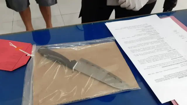Polisi menyita pisau yang digunakan seorang pemuda yang hendak memperkosa penghuni kost di Kebumen. (Foto: Liputan6.com/Humas Polres Kebumen)