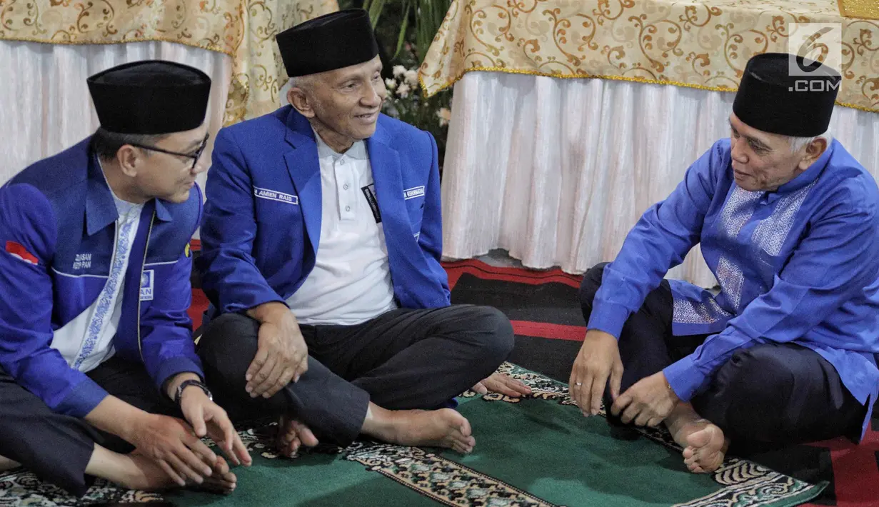 Ketua Umum PAN Zulkifli Hasan (kiri) berbincang dengan Ketua Dewan Kehormatan PAN Amien Rais dan Politisi PAN Hatta Rajasa di Jalan Widya Chandra, Jakarta, Sabtu (9/6). Acara dihadiri pengurus DPP PAN dan DPW Se-Indonesia. (Liputan6.com/Faizal Fanani)
