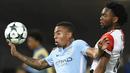 Penyerang Manchester City, Gabriel Jesus, berusaha melewati bek Feyenoord, Miguel Nelom, pada laga Liga Champions di Stadion Feyenoord, Rotterdam, Rabu (13/9/2017). Feyenoord kalah 0-4 dari City. (AFP/John Thys)