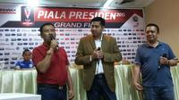 Dari kiri ke kanan: Umuh Muchtar (Manajer Persib), Maruarar Sirait (Ketua SC Piala Presiden 2015), Robert Heri (Manajer Sriwijaya FC), dan saat konferensi pers Final Piala Presiden 2015 di Hotel Century, Jakarta, Sabtu (17/10/2015). (Bola.com/Arief Bagus)