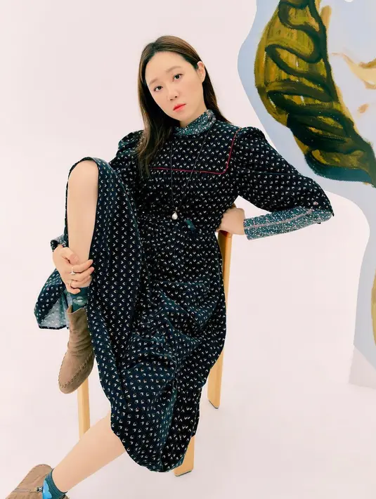 Seperti Korean Look Makeup pada umumnya, Gong Hyo Jin mengaplikasikan peachy lips untuk kesan yang natural. Pengaplikasikan eyeliner pun cukup tipis untuk sedikit mempertegas garis mata bagian atas.