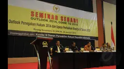 Ketua Komisi III DPR Aziz Syamsuddin (ketiga dari kiri) menjadi pembicara pada seminar sehari bertajuk Outlook Penegakan Hukum 2014 dan Upaya Perbaikan Kinerja di Tahun 2015, di Ruang Nusantara lV DPR RI, Jakarta, (22/01). (Liputan6.com/Andrian M Tunay)