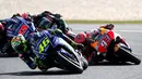 Pembalap Repsol Honda, Marc Marquez (kedua) berduel dengan pembalap Yamaha Valentino Rossi (depan) memperebutkan posisi pertama saat MotoGP Australia di Phillip Island (22/10). (AFP Photo/Glenn Nicholls)