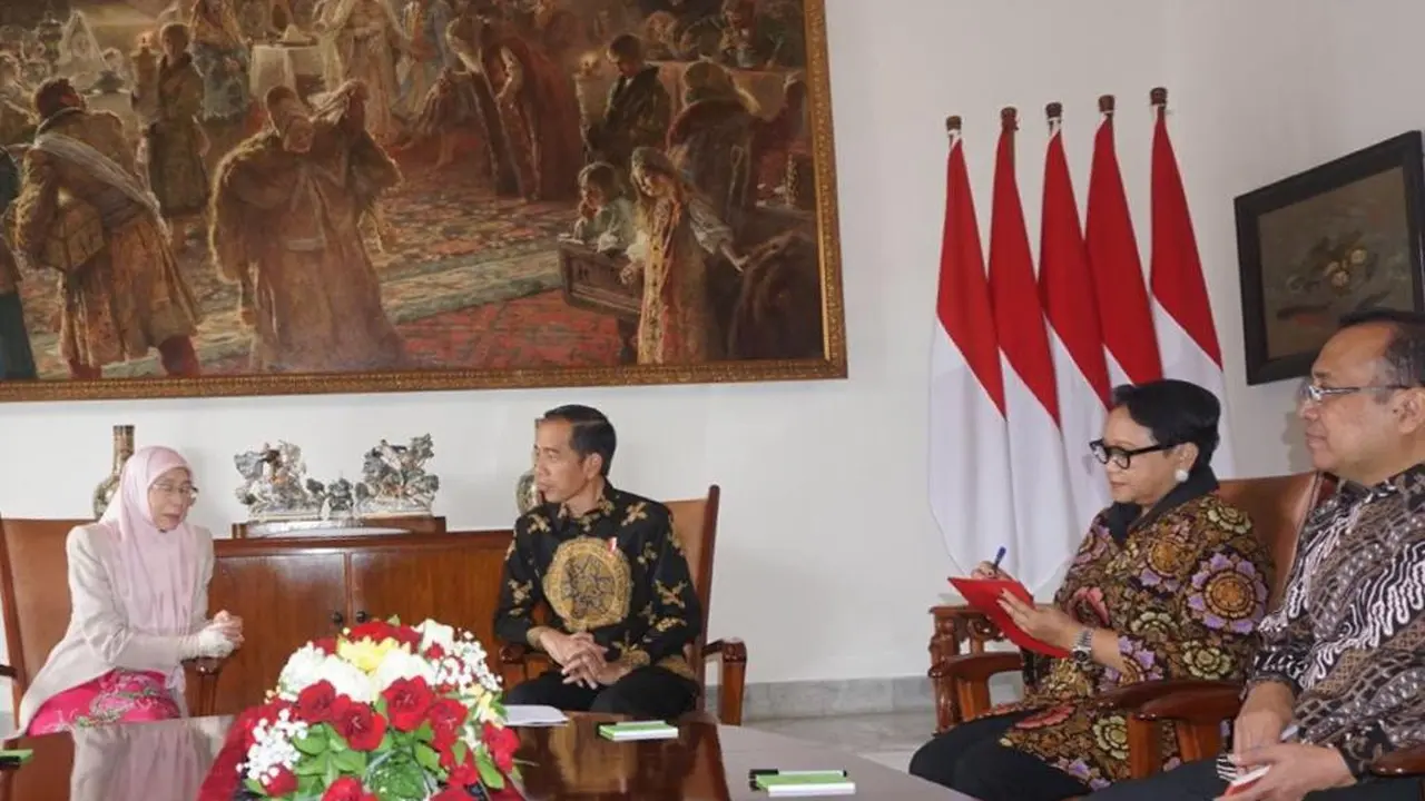 Presiden RI Joko Widodo menerima kunjungan Wakil Perdana Menteri Malaysia, Wan Azizah Wan Ismail, di Istana Bogor, Selasa, 9 Oktober 2018 (Liputan6.com/Titin Supriatin)
