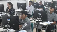 Berbeda dari sebelumnya, UTBK 2025 hanya digelar satu gelombang dengan 20 sesi reguler (sesi 1–sesi 20) dan 3 sesi tambahan (sesi 21–sesi 23) yang hanya dilaksanakan di beberapa Pusat UTBK. (merdeka.com/Arie Basuki)