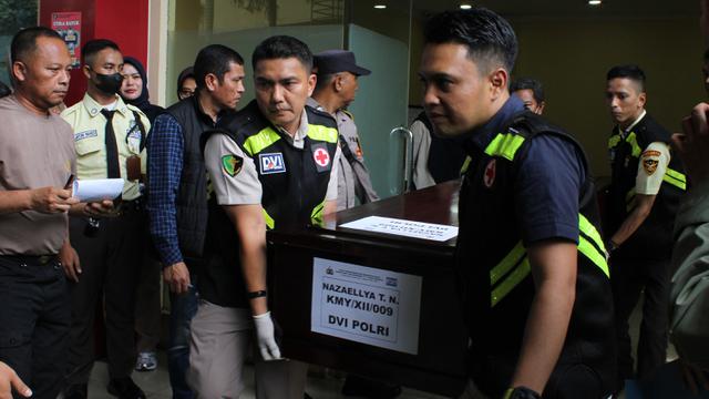 Suasana Duka Iringi Penyerahan Jenazah Korban Kebakaran Gedung Terra Drone