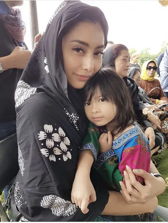 Selain ucapan duka cita dan memberikan semangat pada bintang film Cinta Brontosaurus, ada juga yang berkomentar kurang enak pada Tyas. Ada yang menyoroti raut muka, hingga penampilannya saat sedang berduka. (Instagram/tyasmirasih)