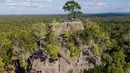 <p>Pemandangan udara areal Piramida La Danta di situs arkeologi El Mirador, San Adres, Guatemala, 17 Januari 2023. Salah satu piramida terbesar di dunia tersebut ditemukan di antara hutan yang luas Guatemala berkat bantuan teknologi. (Carlos ALONZO/AFP)</p>