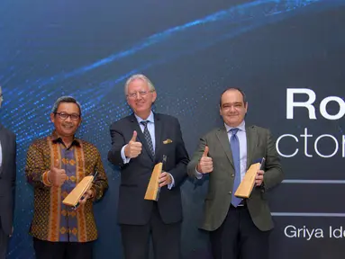 Operations Director of Roca Indonesia, Emilio Ferrer, Dirjen Industri Kimia, Farmasi, dan Tekstil Kemenperin, Achmad Sigit, Dubes Spanyol untuk Indonesia Jose Maria Matres Manso dan Raimundo Garcia Figueras foto bersama pada acara peresmian pabrik Roca di Tangerang (29/4). (Liputan6.com/HO/Irene)