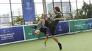 Legenda Barcelona, Carles Puyol, berebut bola saat bermain futsal di Lapangan Menara Imperium, Jakarta, Selasa (12/3). Pertandingan tersebut merupakan bagian dari kegiatan UEFA Champions League Trophy Tour di Jakarta. (Bola.com/M Iqbal Ichsan)