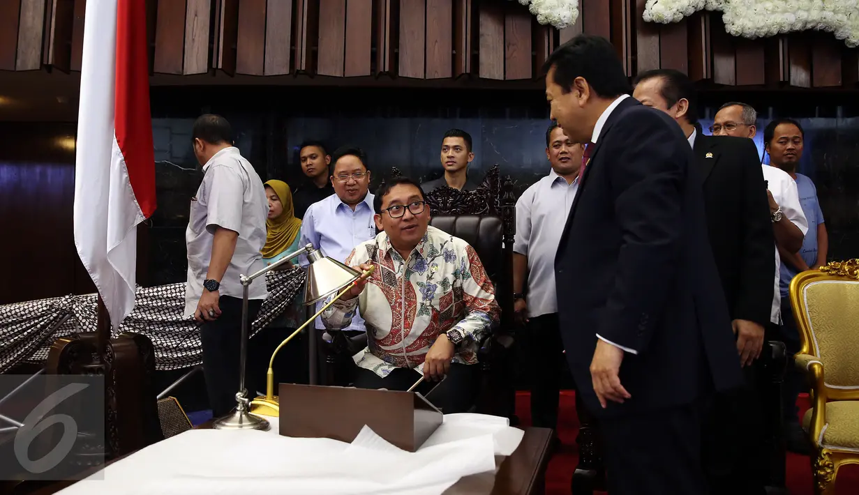 Wakil Ketua DPR Fadli Zon (duduk) saat meninjau kesiapan ruang Rapat Paripurna I, Kompleks Parlemen, Jakarta, Rabu (1/3). Persiapan dilakukan untuk menyambut kedatangan Raja Salman dan rombongan. (Liputan6.com/Johan Tallo)