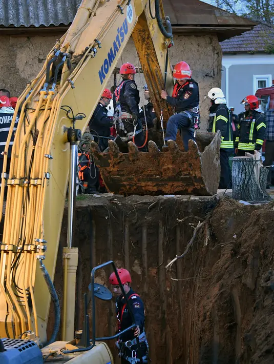 Proses penyelamatan bocah 2 tahun yang jatuh ke sumur, Rumania, Selasa (25/4). Penyelamatan berlangsung hampir 10 jam dengan mengerahkan sedikitnya 40 petugas damkar. (AFP PHOTO/DANIEL MIHAILESCU)