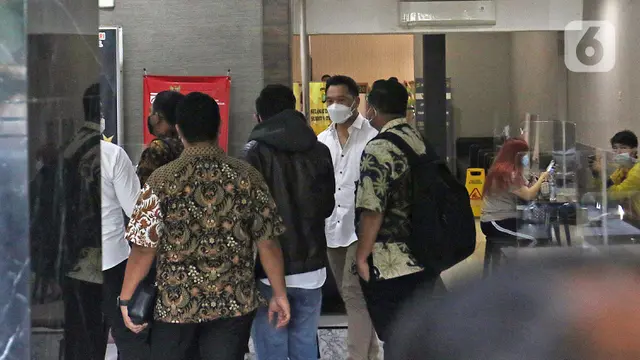 FOTO: Nobu Pemeran Pria Dalam Video Syur Gisel Penuhi Panggilan Polisi