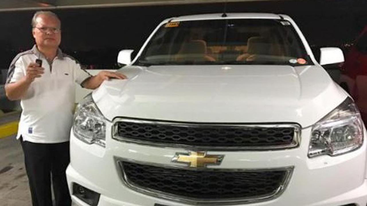 Diberi Kejutan Mobil Mewah, Video Pria Tua Bikin Haru Netizen