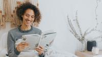 Ilustrasi membaca buku, cerita lucu. (Photo by Cole Keister on Unsplash)