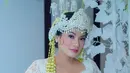 Ia memamerkan potret dirinya berbalut kebaya khas pengantin Sunda di sinetron yang dibintanginya [@titi_kamall]