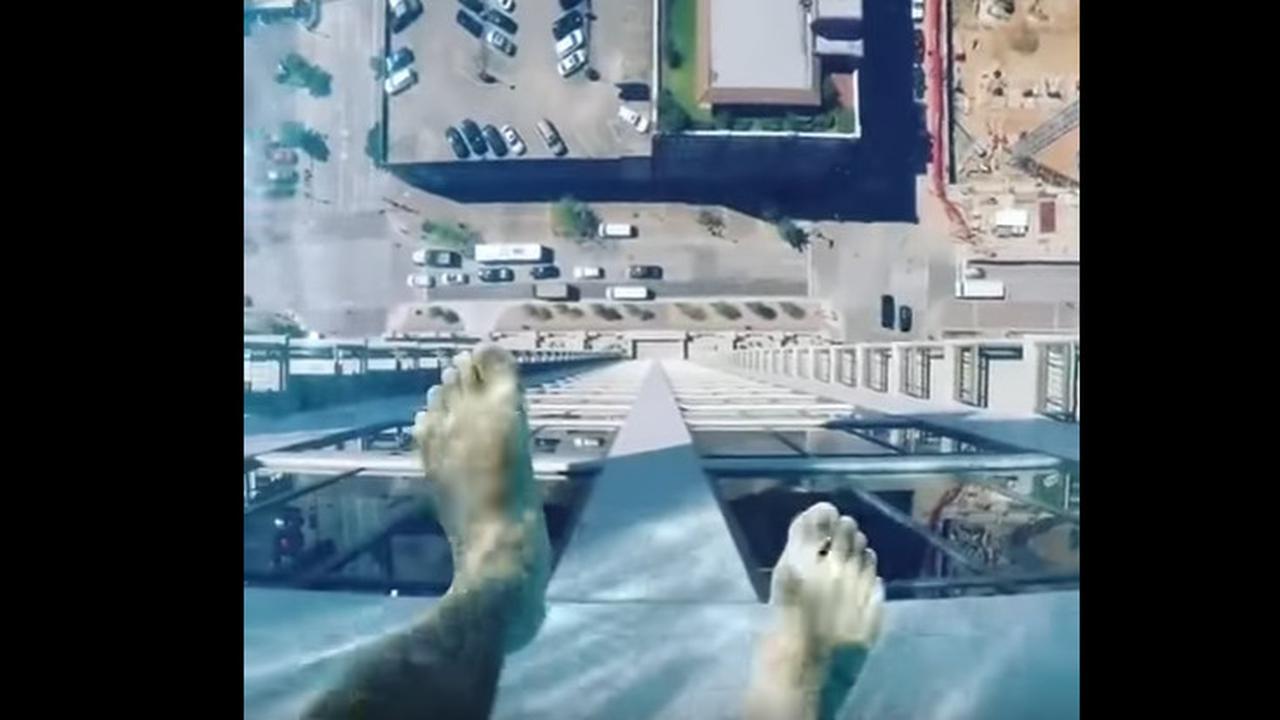 Melayang 152 Meter di Atas Tanah, Kolam Renang Ini Buat Merinding