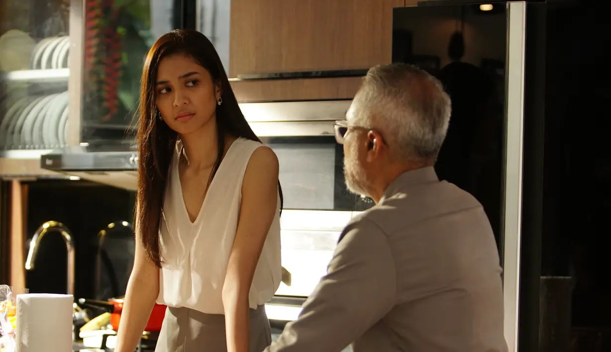 Teluh Darah menceritakan seorang perempuan muda bernama Wulan yang dunianya runtuh saat menyaksikan serangan ilmu hitam yang menimpa keluarganya. (Foto: Disney+ Hotstar)