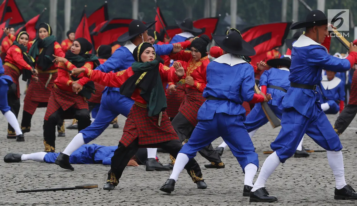 Prajurit wanita TNI dan Polri mempertunjukkan kolosal perjuangan pada apel peringatan Hari Kartini 2018 di Silang Monas, Jakarta, Rabu (25/4). Sebanyak 721 personel gabungan prajurit wanita TNI dan Polri melakukan atraksi. (Liputan6.com/Johan Tallo)