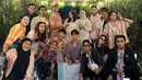 Dalam memberikan kejutan baby shower kepada Olivia, Denny Sumargo tak sendiri. Bintang film '5 cm' itu juga dibantu oleh keluarga dan teman-teman dari sang istri. Denny mengungkapkan jika sang istri sangat terharu saat diberi kejutan tersebut jelang lahiran anak pertama. (Liputan6.com/IG/@sumargodenny)