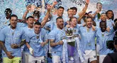 Manchester City berhasil memetik kemenangan 3-1 atas tamunya West Ham United di Etihad Stadium pada pekan terakhir Liga Inggris 2023/2024 yang digelar serentak pada Minggu (19/5/2023). Tiga gol kemenangan The Citizens dicetak lewat brace Phil Foden ditambah satu gol dari Rodri, sementara sang tamu hanya mampu mencetak satu gol lewat Mohammed Kudus. Kemenangan ini memastikan Manchester City merebut gelar juara Liga Inggris 2023/2024 dengan raihan 91 poin di klasemen akhir, unggul 2 poin dari Arsenal sebagai runner-up. Gelar ini sekaligus menjadi yang keempat berturut-turut sejak 2020/2021, sebuah torehan yang belum pernah dilakukan klub Inggris mana pun sepanjang sejarah. (AP Photo/Dave Thompson)