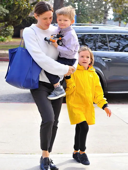 “Dia (Ben) juga mengejutkan Jen dengan cincin berlian bernilai $2.3 Juta. Waktu yang sangat sempurna, terlebih para sahabat mereka mengharapkan keduanya kembali bersama,” ucap sumber. (doc.Hollywoodlife.com)