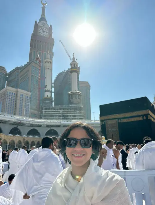 Berada di Ka'bah mengenakan ihram putihnya, Noah pun melengkapi penampilan dengan kacamata hitam. [@itsmebcl]