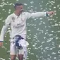 Striker Real Madrid, Cristiano Ronaldo, saat menghadiri perayaan gelar ke-12 Liga Champions di Stadion Santiago Bernabeu, Madrid, Spanyol (04/06/2017). Cristiano Ronaldo merubah gaya rambutnya usai menjuarai Liga Champions. (AFP/Curto De La Torre)