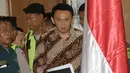 Basuki Tjahaja Purnama atau Ahok memasuki ruang sidang PN Jakarta Utara, Selasa (13/12). Basuki Tjahaja Purnama atau Ahok menjalani sidang perdana kasus dugaan penistaan agama. (TATAN SYUFLANA/POOL/AFP)