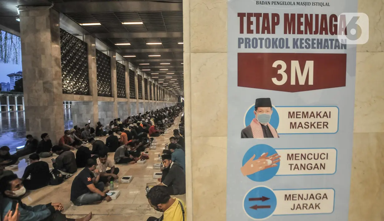 Umat Muslim berkumpul untuk berbuka bersama pada hari pertama ibadah puasa di Masjid Istiqlal, Jakarta Pusat, Minggu (3/4/2022). Masjid Istiqlal kembali menggelar buka puasa bersama setelah sempat ditiadakan sejak dua tahun lalu. (merdeka.com/Iqbal S.Nugroho)