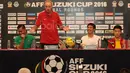 Alfred Riedl terlihat bercanda saat mengikuti press conference jelang Semifinal AFF Cup 2016 di Aston Hotel, Sentul, (2/12/2016). (Bola.com/Nicklas Hanoatubun)