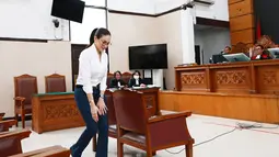 Sidang perdana kasus dugaan pengancaman dan pemerasan tersebut beragendakan pembacaan dakwaan oleh Jaksa Penuntut Umum terhadap Nikita Mirzani. (Kapanlagi.com/Budy Santoso)