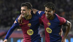 Duo bintang Barcelona, Pedri (kiri) dan Lamine Yamal. (AFP/Josep Lago)