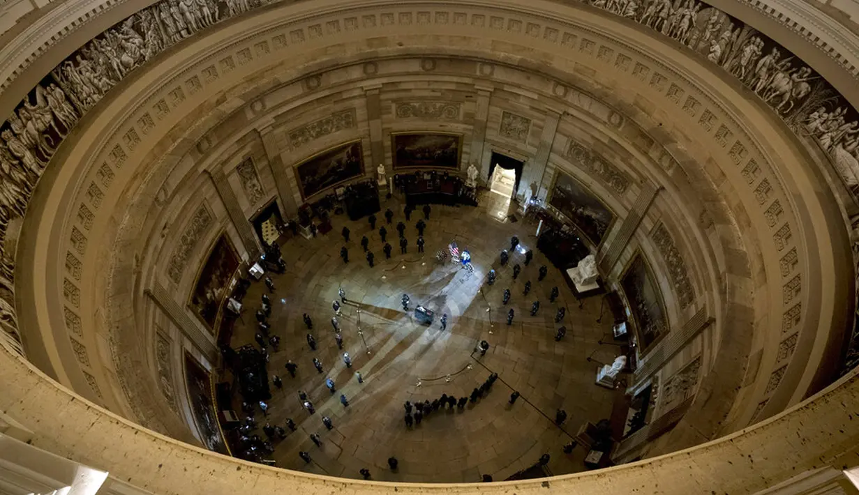 Suasana upacara penghormatan terhadap polisi yang tewas dalam kerusuhan Capitol Hill Brian Sicknick di Capitol Rotunda, Washington, Selasa (2/2/2021). Abu jenazah Sicknick dihadirkan dalam upacara ini. (Kevin Dietsch/Pool via AP)
