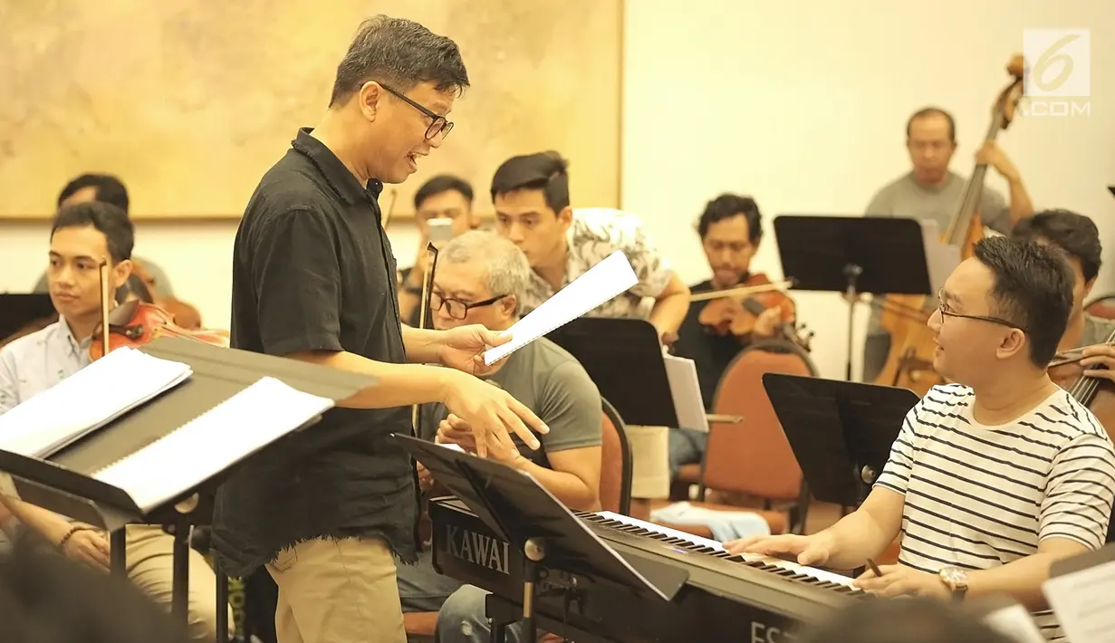 Konduktor Avip Priatna memimpin latihan Jakarta Concert Orchestra (JCO) di Balai Resital Kertanegara, Jakarta, Rabu (28/11). Konser Beat It-A Tribute To Michael Jackson akan dilangsungkan pada 1 Desember 2018. (Fimela.com/Bambang Purnama)