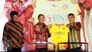 Kapolri, Jenderal Tito Karnavian (tengah) menunjukkan kaos tim Bhayangkara FC saat peluncuran tim di Jakarta. Senin (10/4). Bhayangkara FC akan mengarungi Liga 1 Indonesia musim 2017. (Liputan6.com/Helmi Fithriansyah)