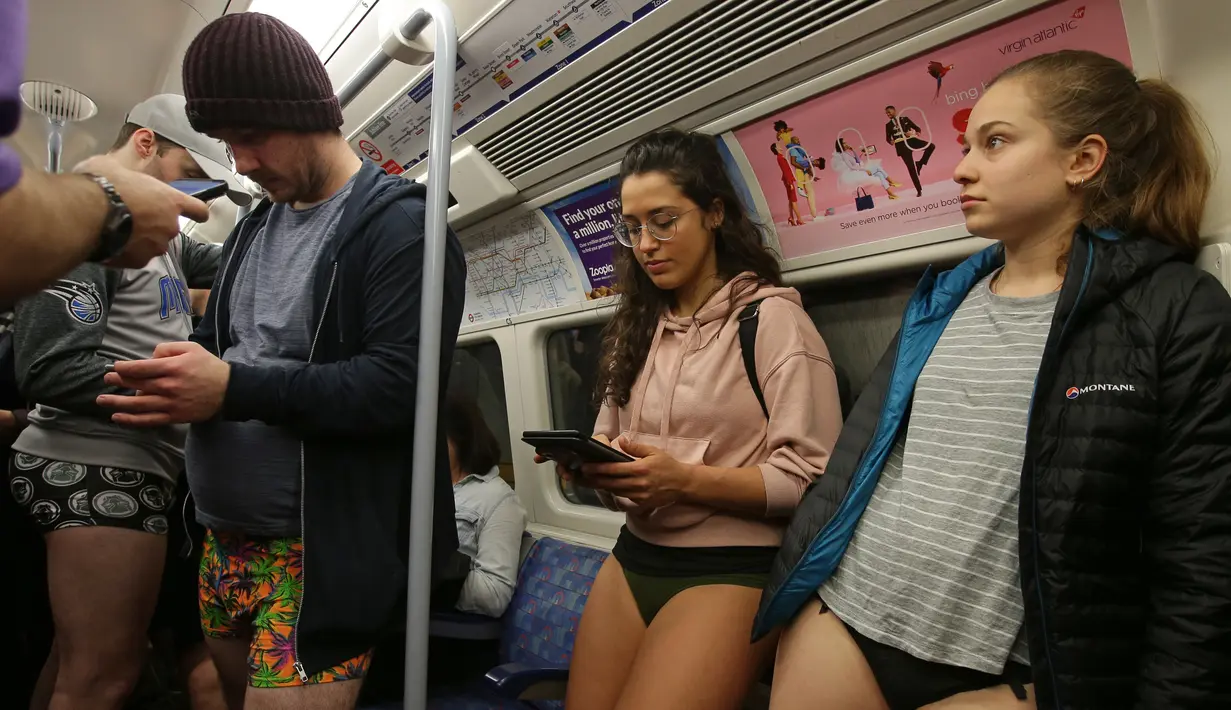 Penumpang berada di dalam kereta Jubilee Line saat mereka mengambil bagian dalam 'No Trousers On The Tube Day' tahunan (No Pants Subway Ride) di London Underground di London (13/1). (AFP Photo/Daniel Leal-olivas)