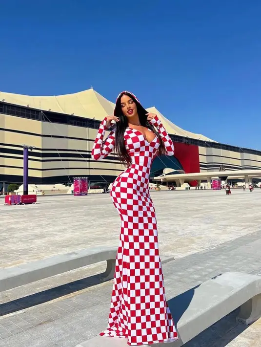 Tak hanya itu, ia juga berani mengenakan bikini di jalanan Doha, Qatar untuk membuat foto dan video. @knolldoll.