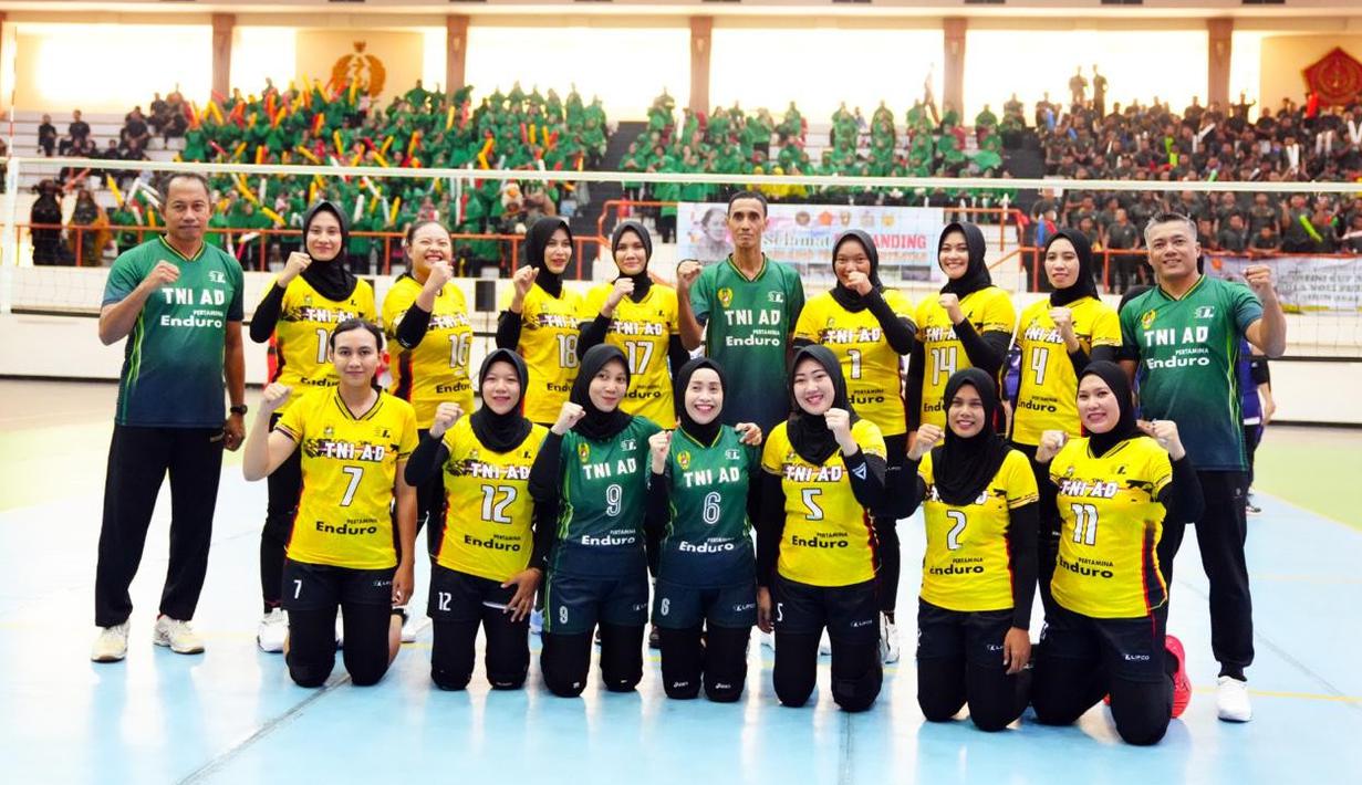 Sedangkan pemenang untuk kategori kelompok gabungan PNS dan Dharma Pertiwi yaitu juara pertama tim PNS TNI AD-Persit Kartika Chandra Kirana, juara kedua tim PNS TNI AL-Jalasenastri dan juara ketiga tim PNS TNI AU-Pia Ardya Garini. (Dok. Puspen Mabes TNI)